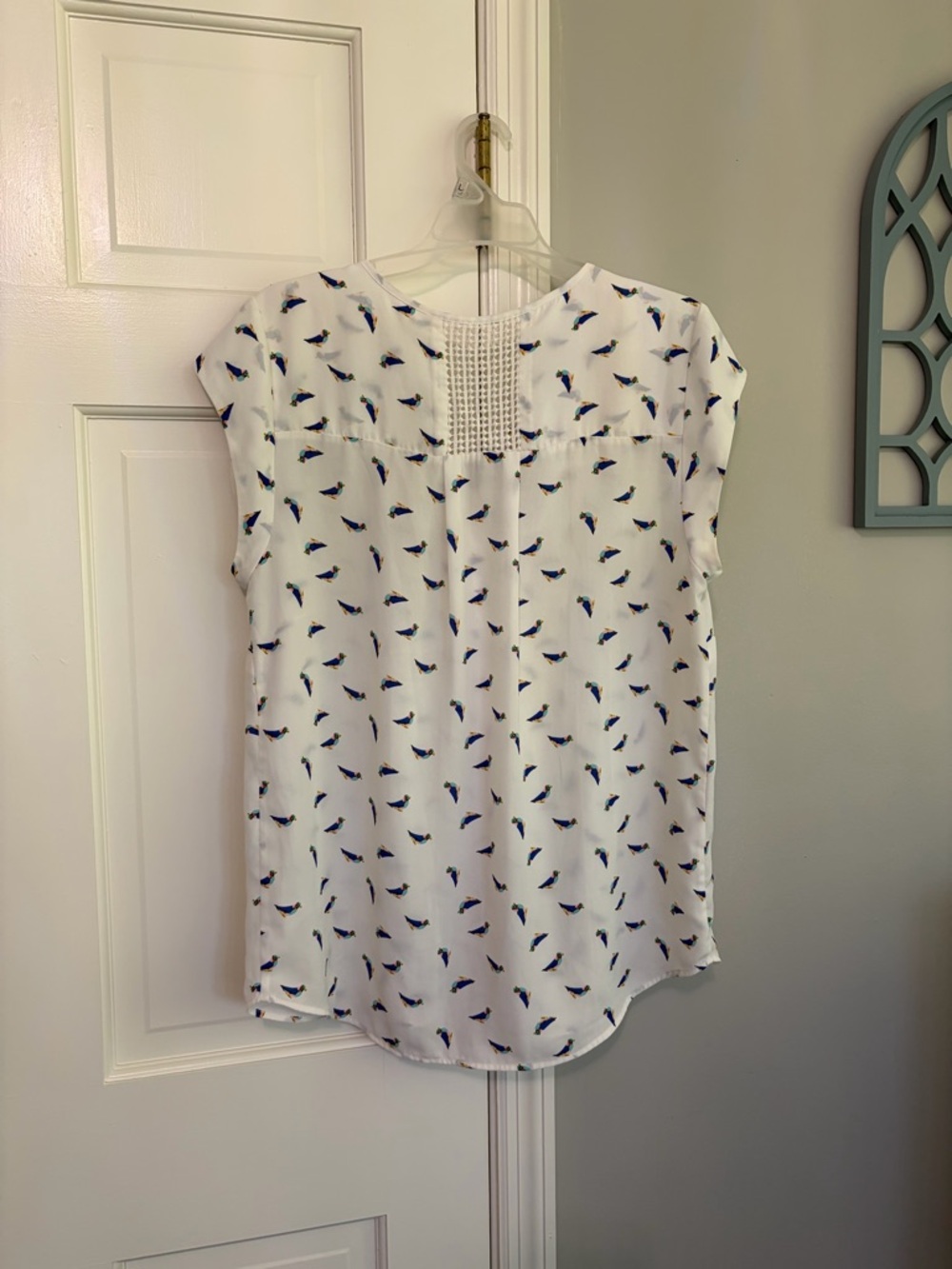 Daniel Rainn White Cap-Sleeve Blouse with Blue Bird Print - Picture 3 of 4